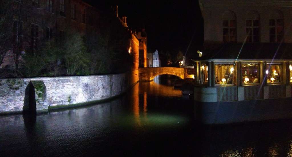 Night scene of a Bruges canal